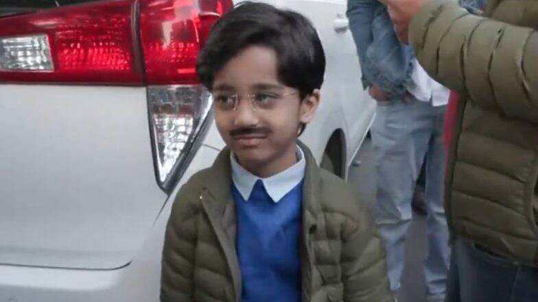 Avyan Tomar Aka 'Baby Muffler Man', Young Supporter of Arvind Kejriwal Dresses Up As AAP National Convenor To Show Him Support Ahead of Delhi Assembly Election Results 2025 (Watch Videos)