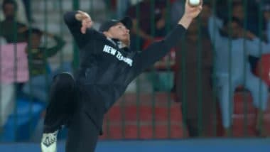 Glenn Phillips Takes Spectacular One-Handed Catch to Dismiss Mohammad Rizwan During PAK vs NZ ICC Champions Trophy 2025 Match, Video Goes Viral