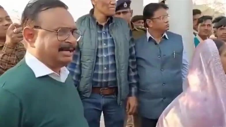 슬롯사이트Narendra Modi Ji Said We Can Travel Free슬롯사이트: Women, on Way to Mahakumbh, Stun Railway Official at Bihar슬롯사이트s Buxar Station After He Asks Them if They Had Tickets; Video Goes Viral