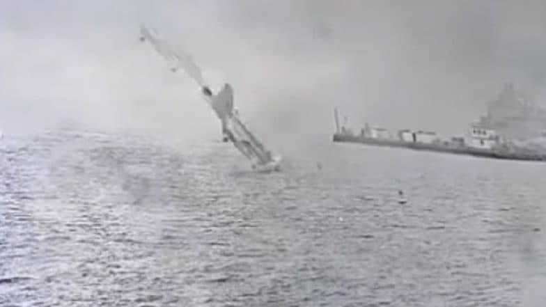 Fighter Jet Crash Caught on Camera in California: US Navy EA-18G Growler Fighter Jet Crashes Into San Diego Harbour, 2 Pilots Eject Safely (Watch Video)