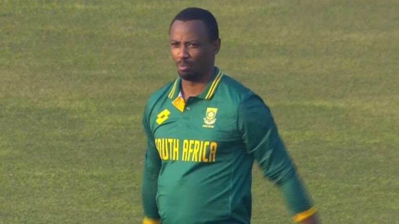 South Africa’s Fielding Coach Wandile Gwavu Takes Field During NZ vs SA Pakistan Tri-Series 2025 Match (Watch Video)