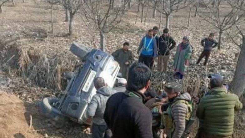 Mehbooba Mufti Car Accident: 3 Cops Injured as PDP President's Escort Vehicle Skids off Road in Kashmir's Baramulla