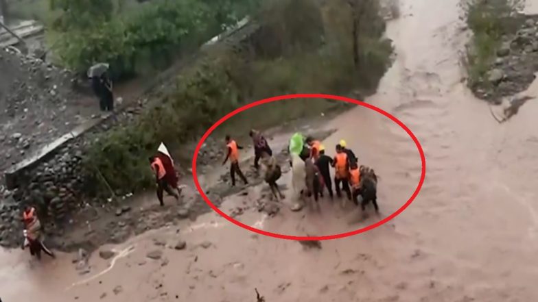 Jammu and Kashmir: 11 Labourers Trapped in Ujh River Flood Rescued by SDRF, Police in Kathua (Watch Video)