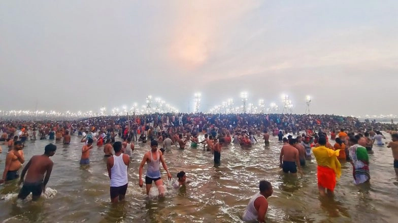 Maha Kumbh 2025 Sees Massive Surge of Devotees at Sangam on Maha Shivratri