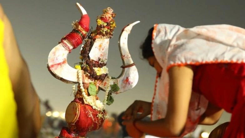 Devotees Throng Triveni Sangam on Last Day of MahaKumbh