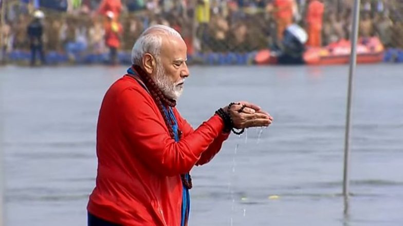PM Modi Takes Holy Dip in Triveni Sangam at Maha Kumbh Mela: Holding ‘Rudraksha’ Beads and Chanting Mantras, PM Narendra Modi Offers Prayers While Standing in River (Watch Videos)