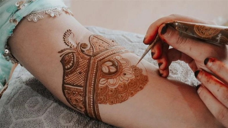 Gudi Padwa 2025 Mehndi Designs: Simple Arabic Mehendi Ideas and Indian Henna Patterns For Front and Back Hands To Celebrate the Beginning of the Hindu New Year (Watch Videos)