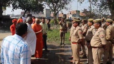 Yeti Narasimhanand Giri on Way to Jantar Mantar To Recite Hanuman Chalisa Stopped in Ghaziabad Amid Protest by AIMPLB Against Waqf Amendment Bill 2024 (Watch Video)