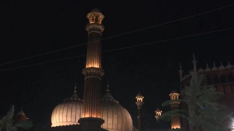 Ramzan 2025: Jama Masjid Illuminated with Vibrant Lights on First Jumma, Devotees Gather for Prayers (Watch Video)