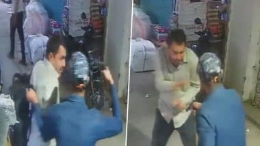 Delhi Robbery: Masked Man Robs Angadia Trader of INR 80 Lakh at Gunpoint in Lahori Gate, CCTV Video Surfaces