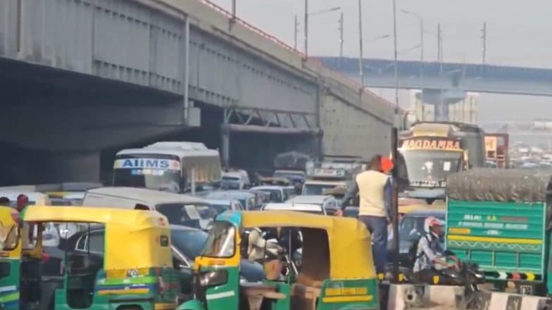 Akshardham-Ghaziabad Road Traffic: Murder Victim’s Family Blocks Road for Over an Hour in Protest, Demanding Justice; Vehicular Movement Hit (Watch Videos)