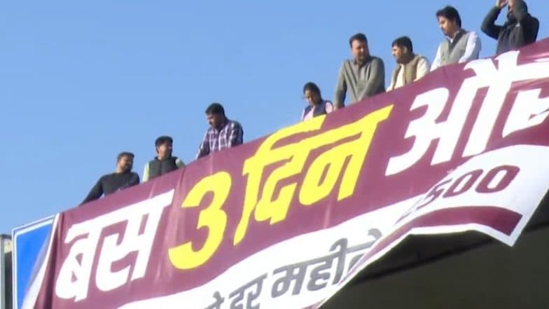 ‘Bas 3 Din Aur’: AAP MLA Rituraj Jha, Party Workers Protest at ITO Over BJP’s Delay in INR 2,500 Aid for Women in Delhi (Watch Video)