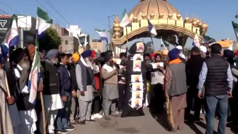 Punjab Farmers Protest: Thousands of Farmers Gather at Golden Gate in Amritsar To Protest Against Bhagwant Mann-Led Government (Watch Video)
