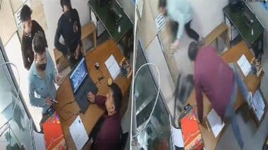 Robbery Caught on Camera in Dehradun: 3 Miscreants Enter Public Service Center in Uttarakhand, Loot INR 3.5 Lakh at Gunpoint; CCTV Video Goes Viral