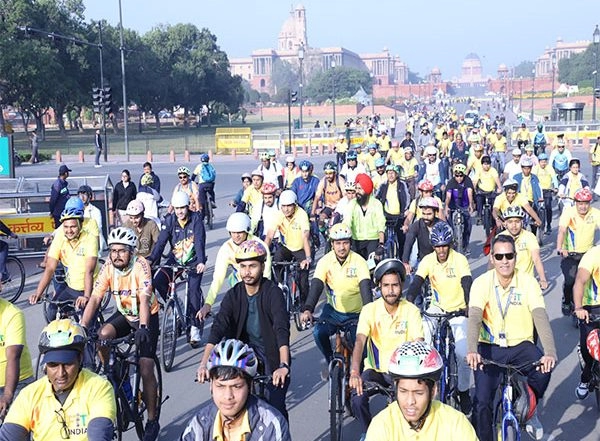 Sports News | Joginder Sharma, Ramit Tandon, Anahat Singh Spread Message to Fight Obesity During 'FIT India Sundays on Cycle' in Porbandar