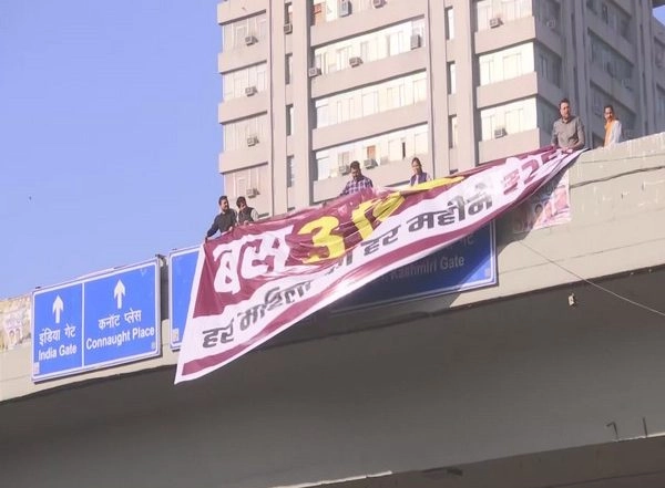 India News | AAP Leaders Display Banner at ITO Flyover to Protest Against BJP-led Delhi Govt over Mahila Samriddhi Yojana