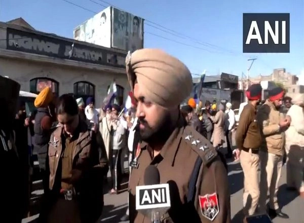 India News | Farmers Protest at Golden Gate, Punjab Police Deploys Forces