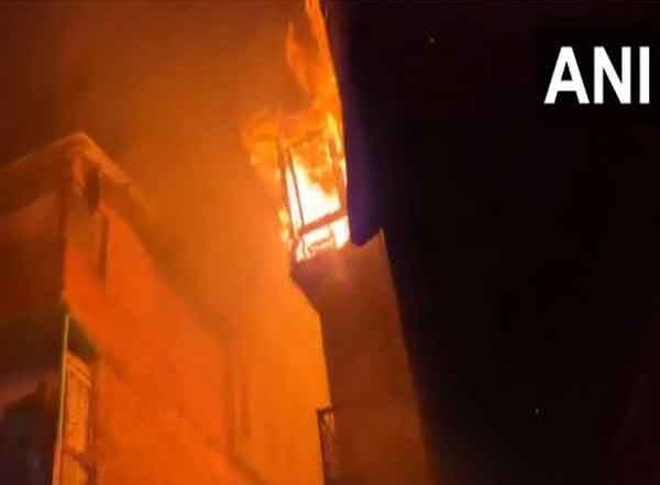 Anantnag Fire: Blaze Erupts at Gajinag Kadipora Locality in Jammu and Kashmir, Fire Tenders Present at Spot; Video Shows Smoke Emanating