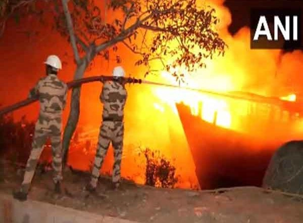 India News | Odisha: Fire Engulfs Several Boats at Paradip Fishing Port in Jagatsinghpur; No Casualties Reported