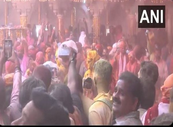 India News | Colors of Joy: 'Laddu Mar' Holi Celebrations Start at Shri Ladliji Maharaj Temple in Barsana