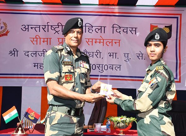 India News | J-K: DG BSF Daljit Chawdhary Reviews Security Along Jammu Frontier, Felicitates Women Personnel