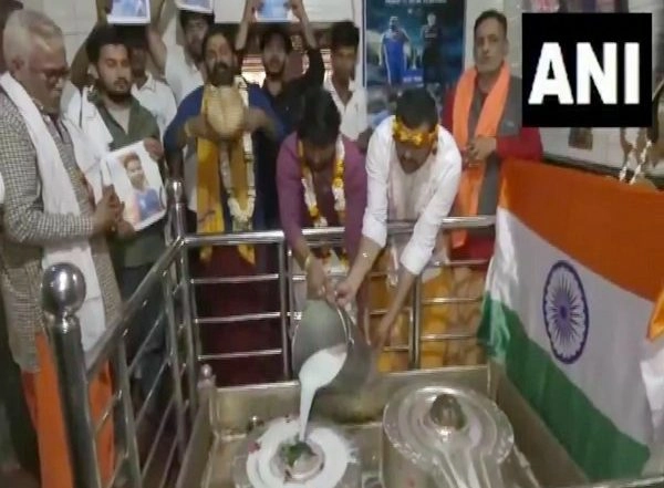 India News | Fans in Varanasi Pray for India's Win in Champions Trophy Final