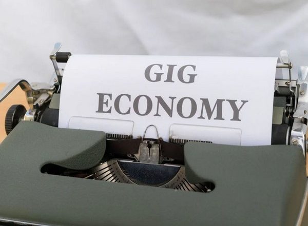 Business News | Gig Workers Asked to Register on E-Shram Portal to Avail Budget Announcement Benefits