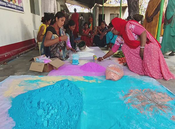 India News | Women of Ganga Mahila SHG in Balrampur Prepare Eco-friendly Herbal Gulal for Holi