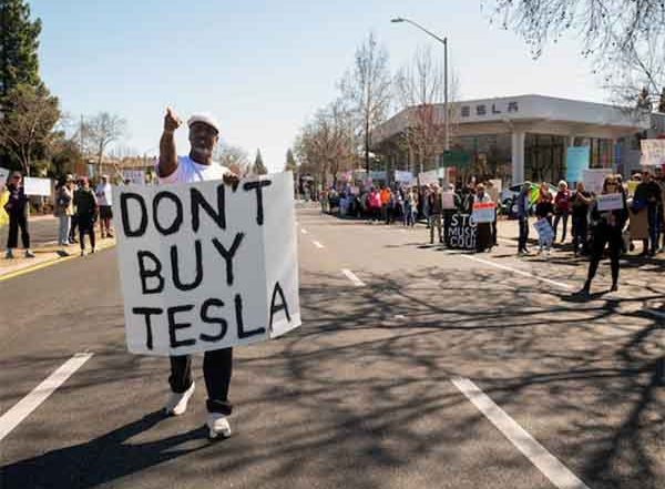 World News | US President Trump to Buy Tesla Car as Mark of Support for Elon Musk
