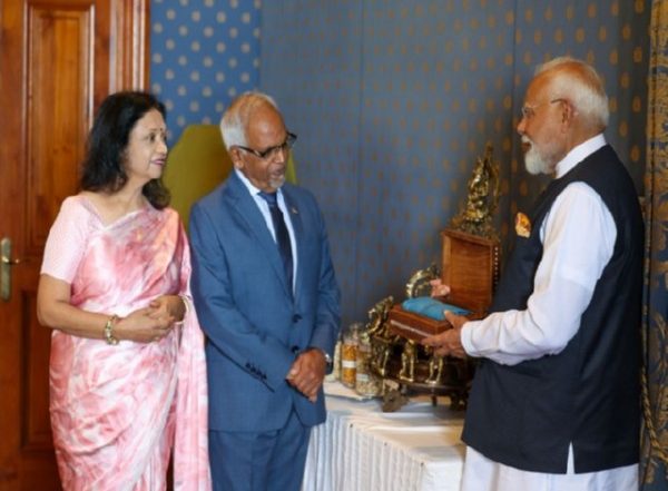 World News | PM Modi Gifts Banarasi Saree in Sadeli Box to First Lady of Mauritius, Brinda Gokhool