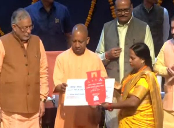 India News | Uttar Pradesh CM Yogi Adityanath Distributes Rs1,890 Crore Gas Subsidy Under Ujjwala Yojana