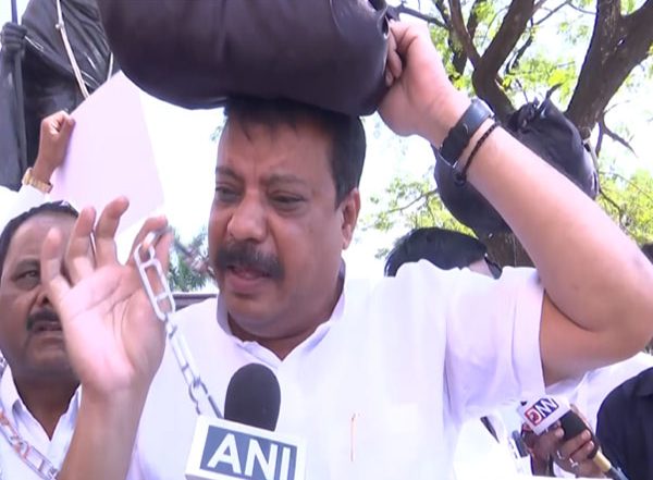 India News | Congress MLAs Hold Protest Outside Madhya Pradesh Assembly Ahead of Budget Presentation