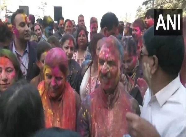India News | Himachal Pradesh CM Sukhvinder Singh Sukhu Celebrates Holi with Cabinet Colleagues and PCC President Pratibha Singh