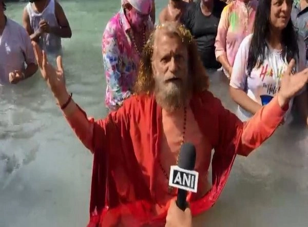 India News | Break Barriers of Discrimination, Hatred and Get Soaked in Colours of Love: Swami Chidanand Saraswati on Holi