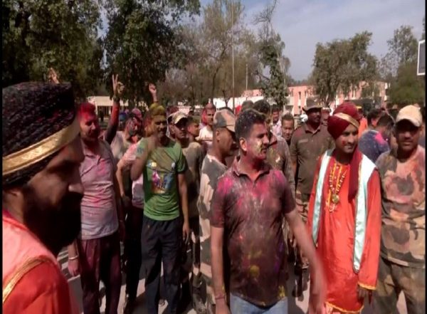 India News | BSF Troops Celebrate Holi at India-Pakistan Border in Amritsar