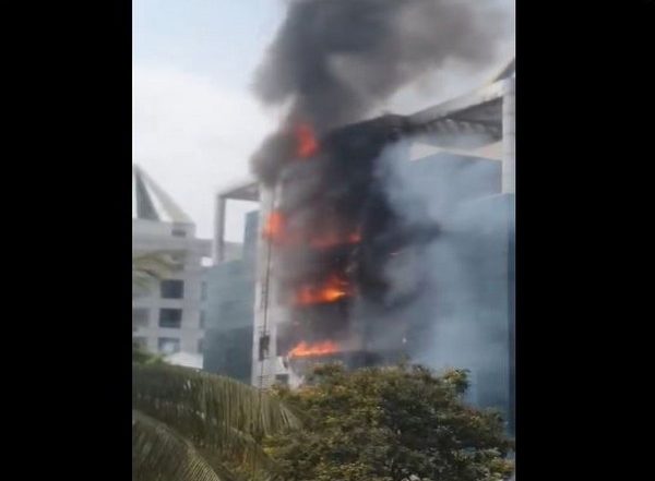 India News | Maharashtra: Fire Breaks out at Commercial Building in Pune