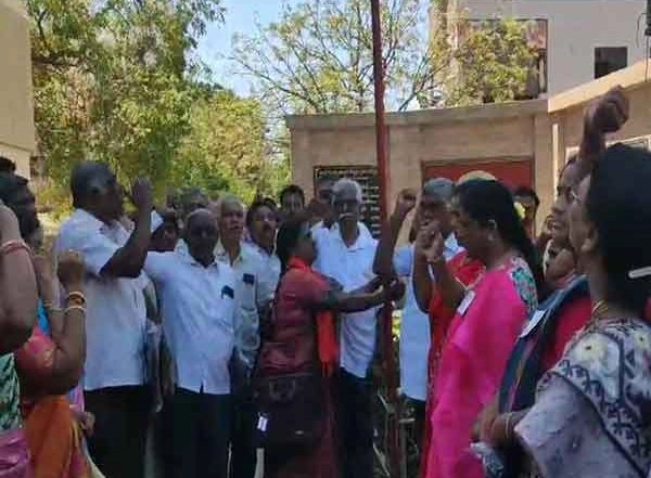 India News | Andhra Pradesh: CPM Leader V Srinivasa Rao Alleges Govt of Misuse of Cleanliness Funds, Calls for Protests