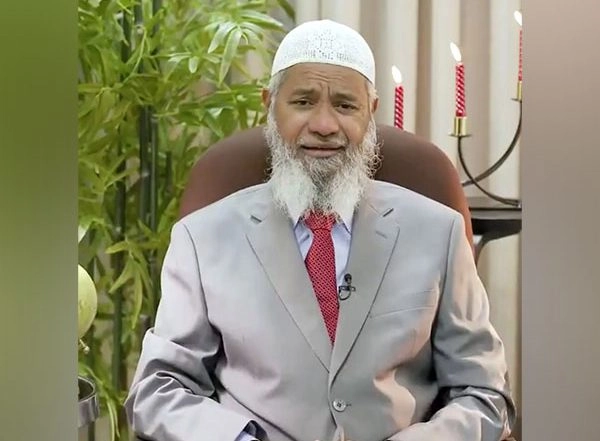 World News | Pakistan: Fugitive Zakir Naik Meets Nawaz Sharif, Punjab CM Maryam Nawaz