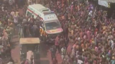 India News | Locals Give Way to Ambulance During Rang Panchami Ger Procession in MP's Indore