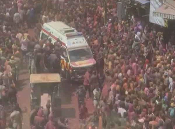 India News | Locals Give Way to Ambulance During Rang Panchami Ger Procession in MP's Indore