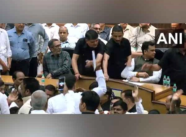 India News | Delhi: Councillors Create Ruckus in MCD
