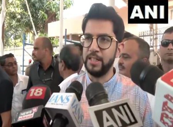 India News | Shiv Sena Leader Aditya Thackeray Slams Maharashtra Govt over Nagpur Violence, Law and Order Collapse