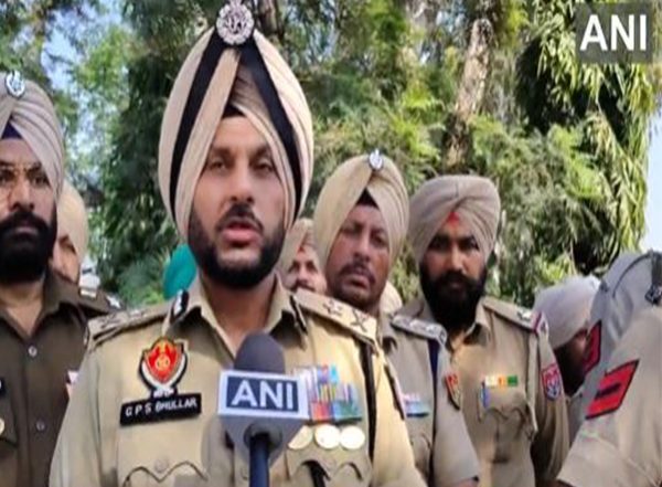 India News | Punjab: Drug Peddler Shot by Police when He Tries to Flee During Recovery of Concealed Contraband in Amritsar