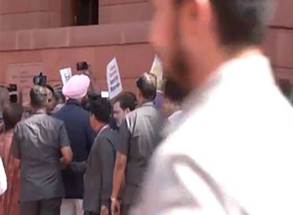 India News | Rahul Gandhi Meets Punjab Congress MPs Protesting over Farmers' Issue