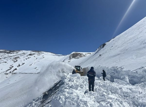 India News | BRO Commences Snow Clearance Operation on Leh-Manali National Highway