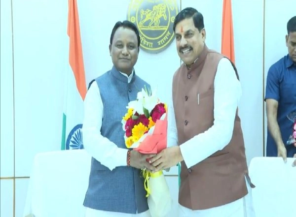 India News | Madhya Pradesh CM Mohan Yadav Meets Odisha CM Majhi, Pays Tributes to Debendra Pradhan