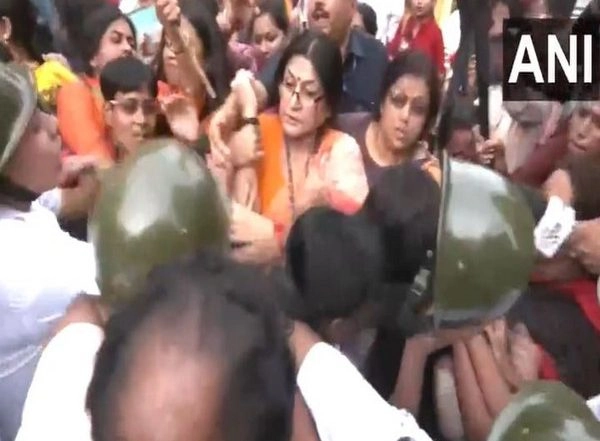 India News | Kolkata: BJP Workers Protest Against TMC Govt's Bill Allowing Women to Work in Bars