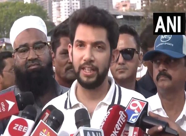 India News | Shiv Sena (UBT) MLA Aaditya Thackeray Writes to CM Fadnavis, Demands EOW Investigation of Alleged Road Construction Scam