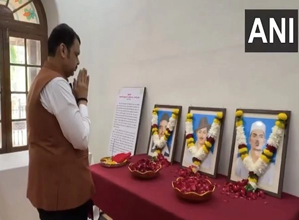 India News | Maharashtra CM Pays Floral Tribute to Bhagat Singh, Rajguru & Sukhdev on Shaheed Diwas
