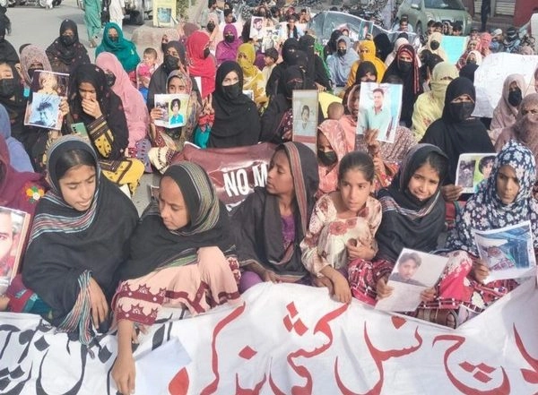 World News | Protesters Blame Pakistani Forces for Inciting Arson Attacks to Escalate Crackdown in Quetta